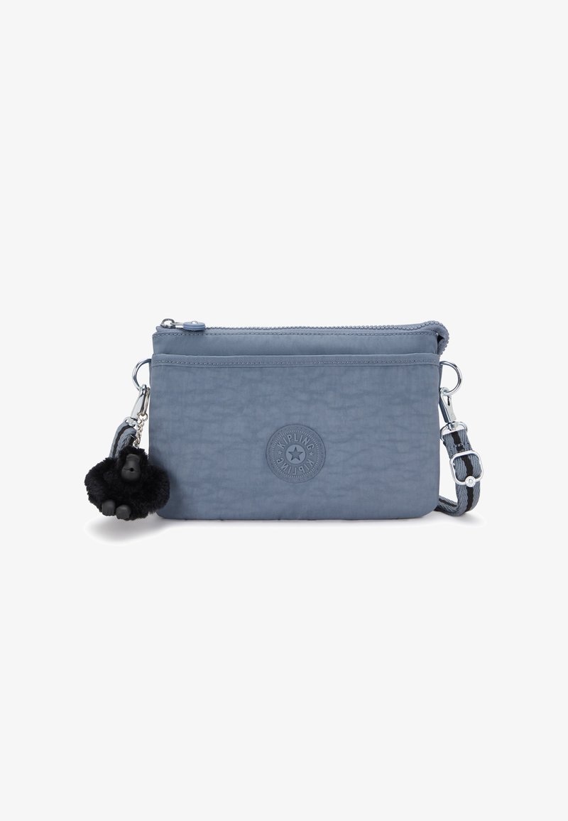 Pochette blu con zip realizzata in nylon testurizzato. Presenta un logo circolare e un charm a forma di scimmia nera e pelosa attaccato alla zip. Cinghia regolabile inclusa.