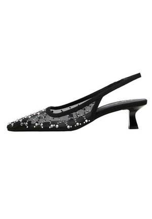 Czarny sandał na niskim obcasie typu kitten heel, z wąskim zakończeniem, przezroczystą siateczkową górą i ozdobnymi przezroczystymi kryształkami rozmieszczonymi z przodu i po bokach.