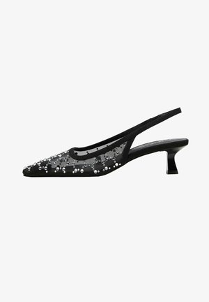 Czarny sandał na niskim obcasie typu kitten heel, z wąskim zakończeniem, przezroczystą siateczkową górą i ozdobnymi przezroczystymi kryształkami rozmieszczonymi z przodu i po bokach.