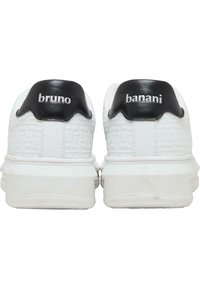 Sneaker bianche con motivo testurizzato sui pannelli laterali, accenti in pelle nera sul tallone e nomi stampati "bruno" e "banani" sulle parti nere.