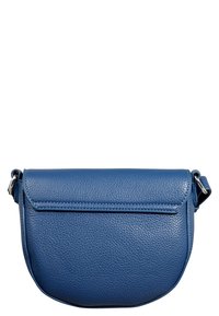 Blå läder crossbody-väska med rund form, slät textur, lockstängning och justerbar rem. Inga synliga hårdvarudetaljer.
