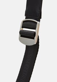 Cintura in nylon nero con fibbia in metallo argentato. La cinghia presenta una superficie testurizzata e la fibbia ha una forma rettangolare con più ganci.
