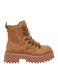 Bottes de cheville en suede marron avec une semelle épaisse marron, des œillets en métal et un lacet. Comprend une languette pour un enfilage facile.
