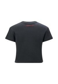 Sort bomulds t-shirt med korte ærmer, der har en rund halsudskæring og et rødt broderet logo på den øvre ryg.