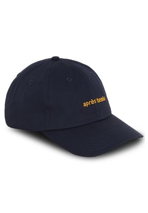 Tummansininen baseball-lippalakki kaarevalla brimillä, jossa keltaisella brodeerattu teksti "après tennis" vasemmalla etupuolella.