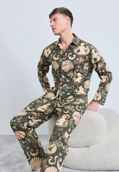 Heren pyjama set met een donkergroene stof versierd met ingewikkelde schelp- en aquatische thema patronen in pastelkleuren; met knoopsluiting op het shirt en de broek.