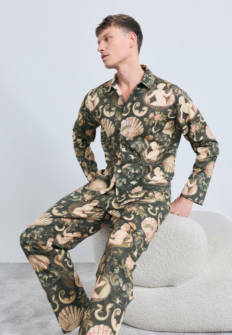 Set de pijamale pentru bărbați, realizat dintr-un material verde închis, decorat cu modele intricate inspirate din scoici și teme acvatice în nuanțe pastelate; cămașă cu nasturi și pantaloni.