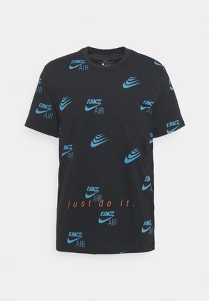 Czarna koszulka z krótkim rękawem z rozrzuconymi niebieskimi logo Nike Air i pomarańczowym napisem "just do it." na przodzie.