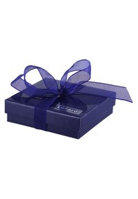 Dunkelblaue Geschenkbox mit glänzender Oberfläche und einem transparenten blauen Bänder. Mit einem Logo auf der Oberseite. Quadratische Form mit geschlossenem Deckel.