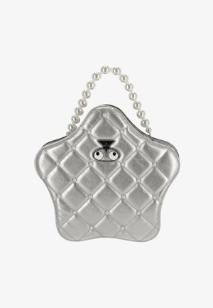 Stříbrná kovová kabelka ve tvaru hvězdy s prošitou texturou, uchem zdobeným perličkami a výrazným zámkem se širokými očima.