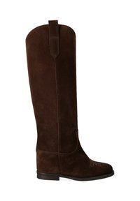 Botte haute en daim marron, avec une silhouette élégante, des coutures sur le bout et une petite languette en haut pour un enfilage facile.