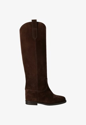 Stivale alto in suede marrone con una silhouette elegante, dettagli cuciti sulla punta e un piccolo tassello sulla parte superiore per un facile indosso.