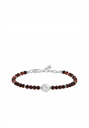 Braccialetto con piccole perle rotonde di colore rosso scuro e un ciondolo a forma di testa di leone in argento al centro, fissato con un moschettone in argento.