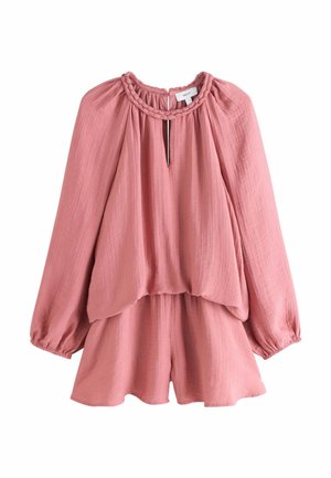 Lockere rosa Bluse mit langen Ärmeln, geflochtenem Ausschnitt und passenden rosa Shorts aus leichtem strukturiertem Stoff.