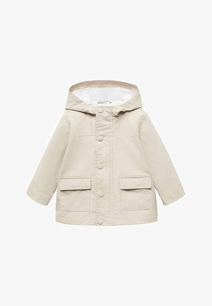 Chaqueta beige para niños con capucha, botones a presión delanteros y dos bolsillos con solapa en la parte inferior delantera, mostrada sobre fondo blanco.