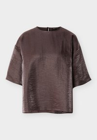 Γυαλιστερό σκούρο καφέ μπλουζάκι με κοντά μανίκια, στρογγυλή λαιμόκοψη και άνετη εφαρμογή, στρωμένο επίπεδα σε λευκό φόντο.