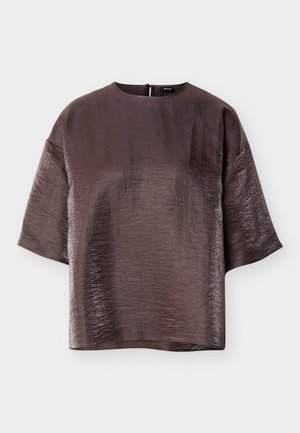 Skinnende mørkebrunt kortermet bluse med rund hals og løs passform, vist flatt på hvit bakgrunn.