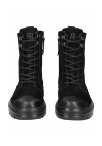 Botas de combate negras con una mezcla de materiales de cuero y gamuza. Las características incluyen cordones gruesos, cremalleras dobles y una suela resistente con acentos texturizados.