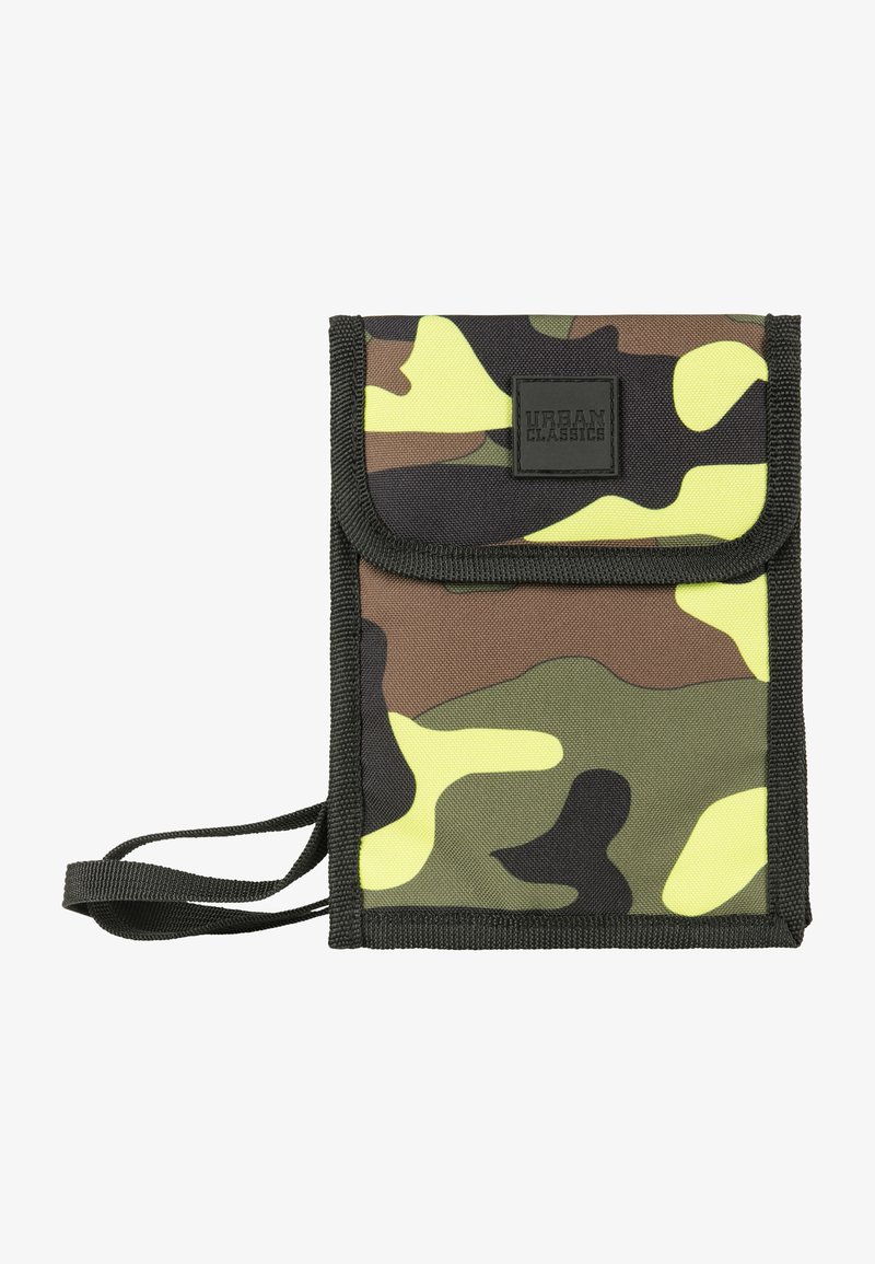 Portafoglio mimetico in tonalità di verde, marrone e giallo, realizzato in tessuto resistente con una chiusura pieghevole e un'etichetta nera con il marchio.