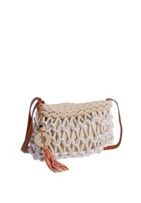 Bolso de mano tejido macramé color crema con borde superior trenzado, asa de cuero marrón y borla naranja con cuenta de madera y colgante en forma de anillo.