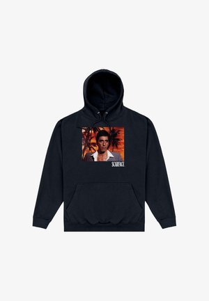 Czarna bluza z kapturem z kieszenią z przodu, z grafiką przedstawiającą mężczyznę, napisem "SCARFACE" oraz żywą tłem z palmami i zachodem słońca.