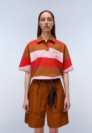 Tricou polo cu dungi în nuanțe de roșu, roz și maro, cu guler; asortat cu pantaloni scurți maro, prevăzuți cu buzunare cargo și un detaliu decorativ cu curea.
