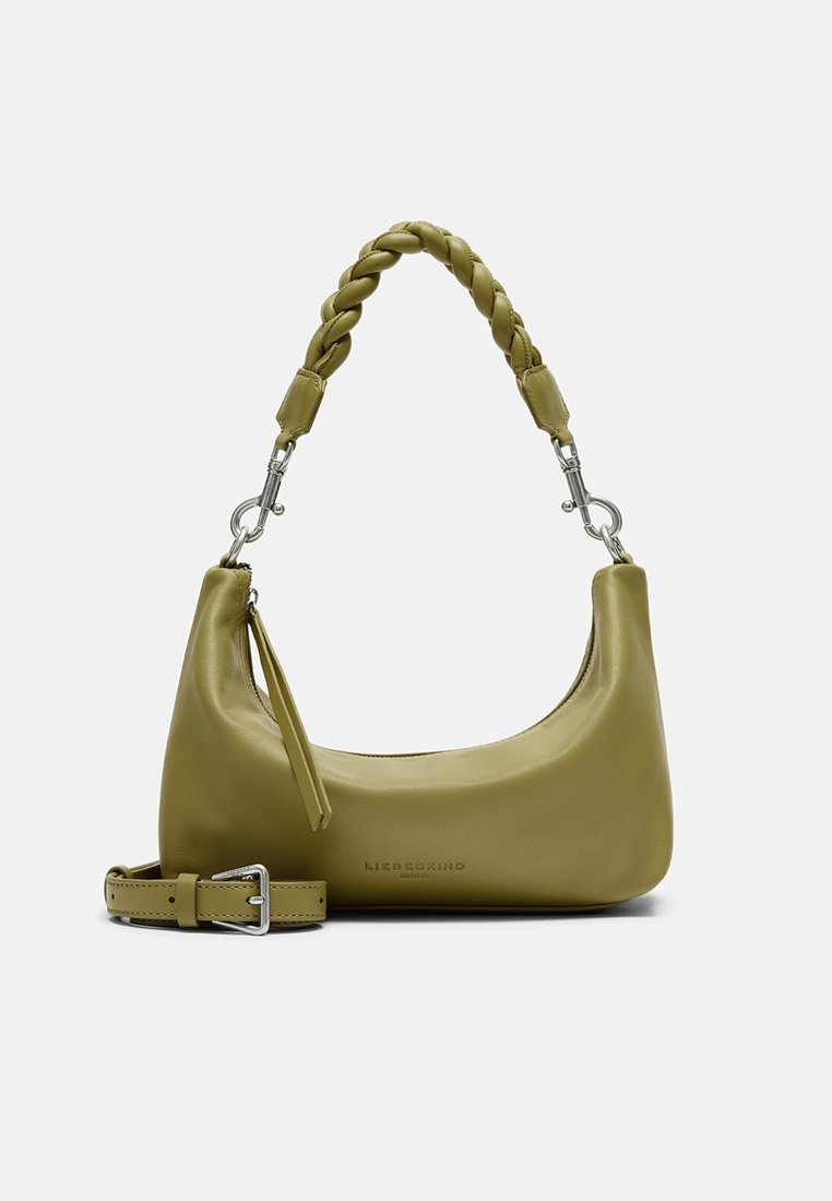 Olivgrüne Lederhandtasche mit geflochtenem Griff, ausgestattet mit einem Reißverschluss und einem verstellbaren Tragegurt. Glatte Textur mit dezentem Branding.