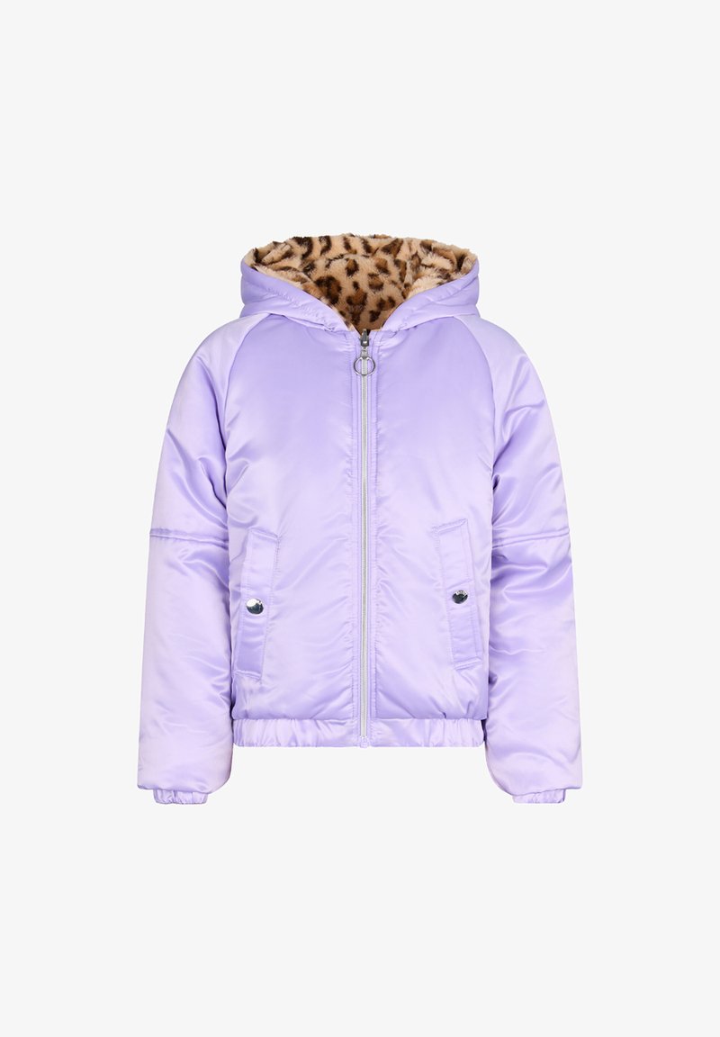 Giacca puffer con cappuccio di colore lilla chiaro, con zip frontale, due tasche con bottone a pressione e fodera in pile con stampa leopardata all'interno del cappuccio.