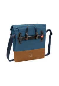 Borsa a tracolla impermeabile blu con fondo marrone, dotata di maniglia superiore e cinturino regolabile, hardware ergonomico e dettagli in materiale riciclato.