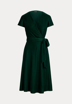 Robe portefeuille vert foncé à manches courtes, avec un décolleté en V, une ceinture à nouer à la taille et une jupe évasée mi-longue, sur fond uni.