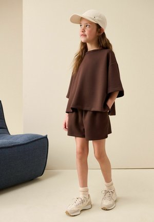 Next, REGULAR FIT - SUPERSOFT T-SHIRT AND SHORTS SET . - Pantaloni sportivi - chocolate brown