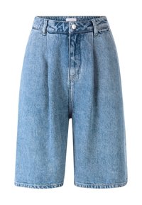 Pantalones cortos de mezclilla azul claro con cintura alta, que presentan pliegues frontales, un cierre de botón y un corte recto hasta la rodilla.