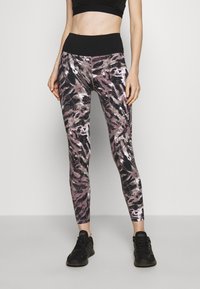 Zwarte high-waisted legging met een meerkleurige abstracte print en donkere paarse en grijze accenten, gemaakt van rekbaar materiaal voor extra comfort.