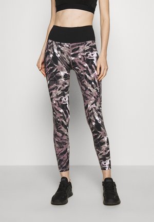 Zwarte high-waisted legging met een meerkleurige abstracte print en donkere paarse en grijze accenten, gemaakt van rekbaar materiaal voor extra comfort.