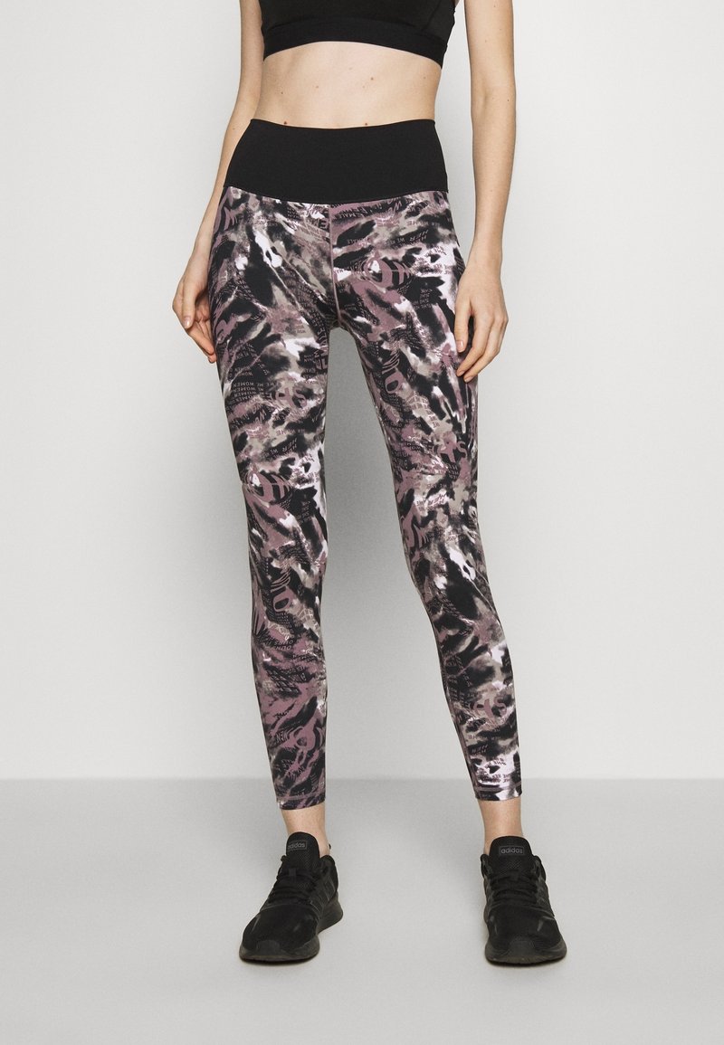Zwarte high-waisted legging met een meerkleurige abstracte print en donkere paarse en grijze accenten, gemaakt van rekbaar materiaal voor extra comfort.