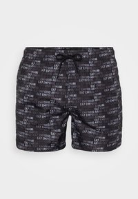 Fekete úszónadrág, fehér ismétlődő logó mintával, állítható derékpánttal és könnyű anyagból, amely alkalmas vízi tevékenységekre.