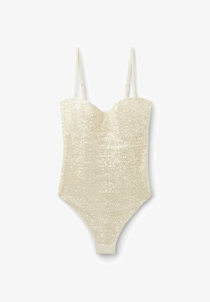 Tělový overal pokrytý slonovinovými flitry s nastavitelnými tenkými ramínky a výstřihem srdíčko, navržený pro přiléhavé nošení.