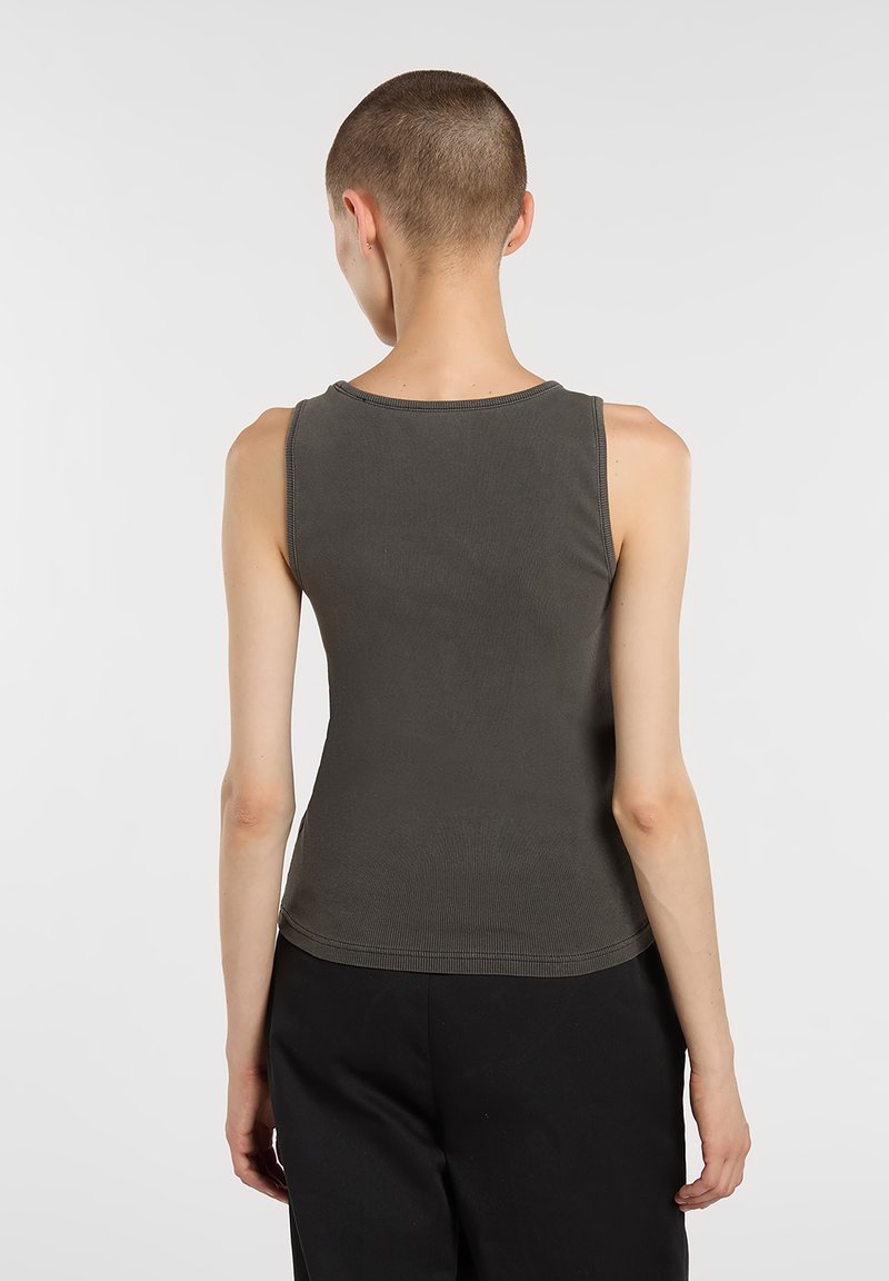 Dunkelgrünes, enganliegendes Tanktop aus dehnbarem Stoff, mit rundem Ausschnitt und minimalen Nähten, mit glatter Textur und leichtem Glanz.