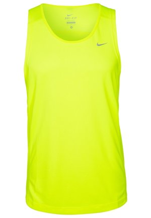 Jaskrawa żółta sportowa koszulka na ramiączkach Nike Dri-FIT z szarym logo Nike Swoosh na piersi.