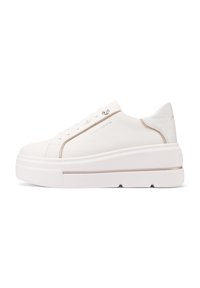 Sneaker bianco con una parte superiore in pelle liscia, punta rotonda e un accento testurizzato sul tallone. Presenta una striscia metallica su una suola a piattaforma spessa.
