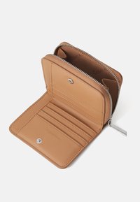 Calvin Klein MUST MEDIUM ZIP AROUND WALLET - Portafoglio - lion