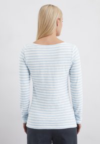Langärmliges Oberteil mit einem hellblauen und weißen Streifenmuster. Weiches Material mit weit ausgeschnittenem Rundhalsausschnitt und figurbetonter Silhouette.