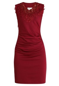 Červené šaty bez rukávů s krajkovými detaily na výstřihu, těsně přiléhající střih a nashromážděná textura po celé délce pro zvýraznění tvaru.