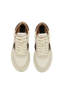 Sneaker beige e marroni con una tomaia in pelle liscia, punta rotonda e lacci piatti. Presenta un logo sulla linguetta e accenti di design discreti.
