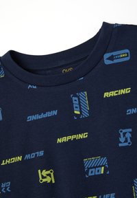 Marineblaues T-Shirt mit rundem Ausschnitt, das ein Muster aus Text und Symbolen in Hellblau und Grün zeigt, gefertigt aus weichem Baumwollstoff.