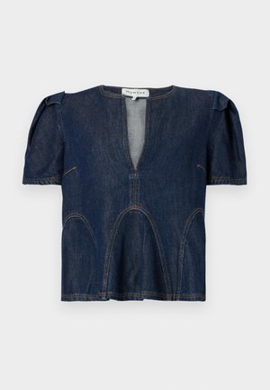 Τζιν μπλουζάκι με βαθύ V-λαιμόκοψη, κοντά φουσκωτά μανίκια και καμπυλωτές ραφές. Σκούρο μπλε χρώμα με αντίθετες ραφές. Σχεδιασμένο για άνετη εφαρμογή.