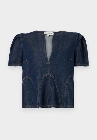 Τζιν μπλουζάκι με βαθύ V-λαιμόκοψη, κοντά φουσκωτά μανίκια και καμπυλωτές ραφές. Σκούρο μπλε χρώμα με αντίθετες ραφές. Σχεδιασμένο για άνετη εφαρμογή.
