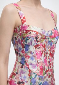 Φλοράλ τοπ σε στυλ κορσέ με μοτίβα που μοιάζουν με υδατοχρώματα σε ροζ, μωβ, κόκκινο και πράσινο, με φαρδιές τιράντες και δομημένες ραφές.