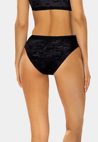 Czarne welurowe majtki wysokie w talii, o gładkiej strukturze i elastycznym pasku w talii, z bezszwowymi brzegami dla wygody i korzystnego dopasowania.