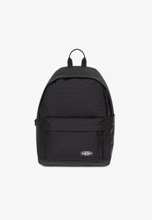 Černý batoh vyrobený z texturované tkaniny, vybavený přední kapsou na zip, dvěma ramenními popruhy a horním uchem pro snadné nošení.